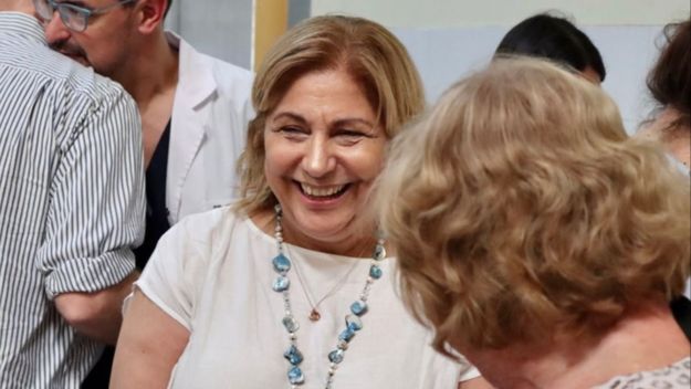 Con encuestas en la mano, Perotti saca a la cancha a su ministra de Salud