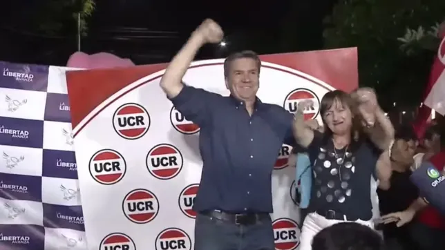 Leandro Zdero dejó visibilidad para la UCR de Chaco en el festejo con su vicegobernadora y senadora electa Silvana Schneider.