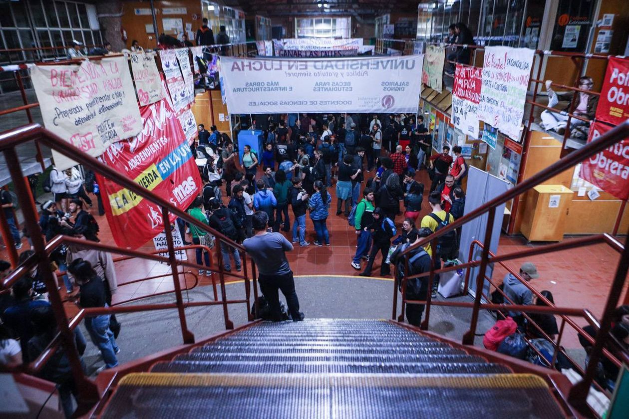 Universidades: un grupo de libertarios atacó con gas pimienta a estudiantes de la UNQ durante una asamblea.
