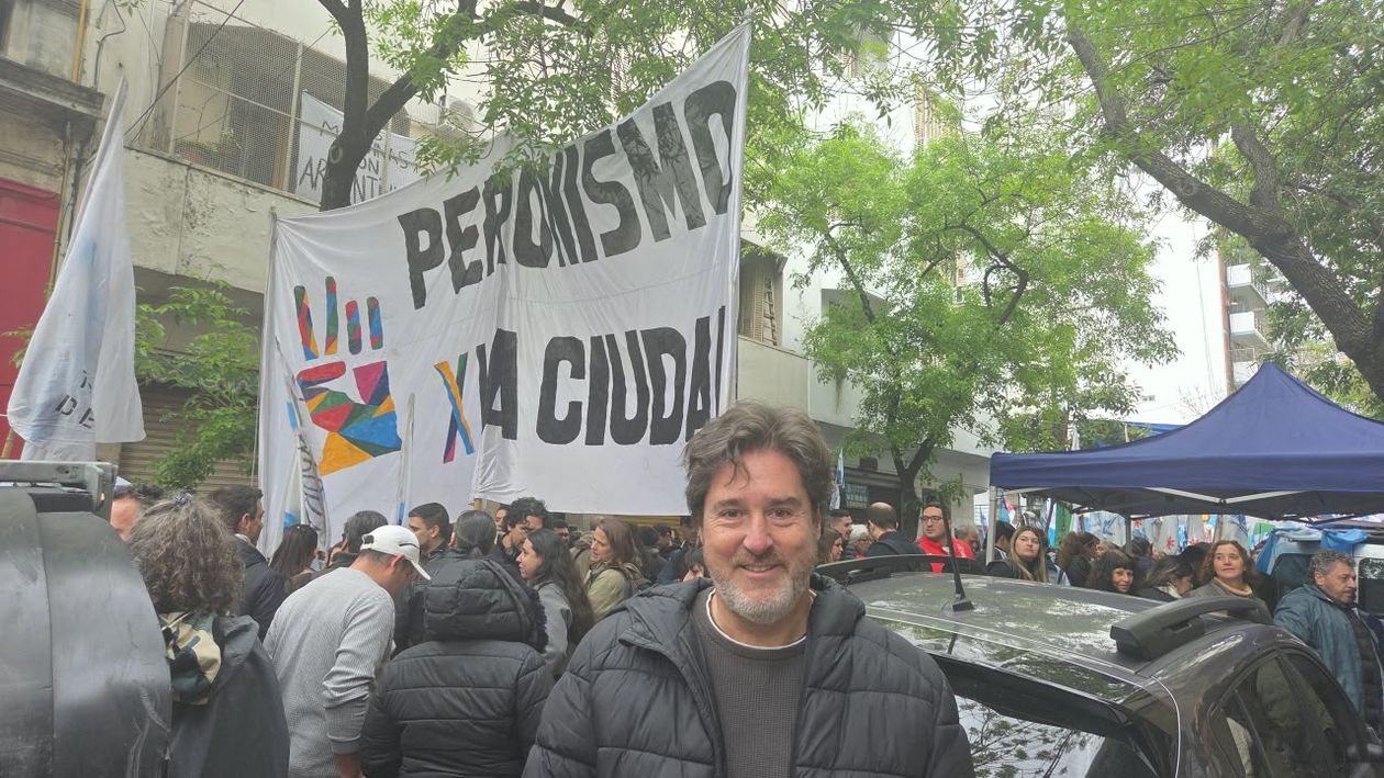 El legislador porteño Matías Barroetaveña se sumó a la movilización de La Cámpora en San José 1111