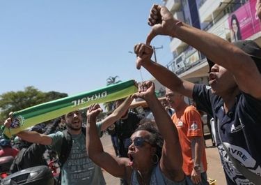 Entre Bolsonaro y el PT, la grieta divide la calle y las mesas familiares
