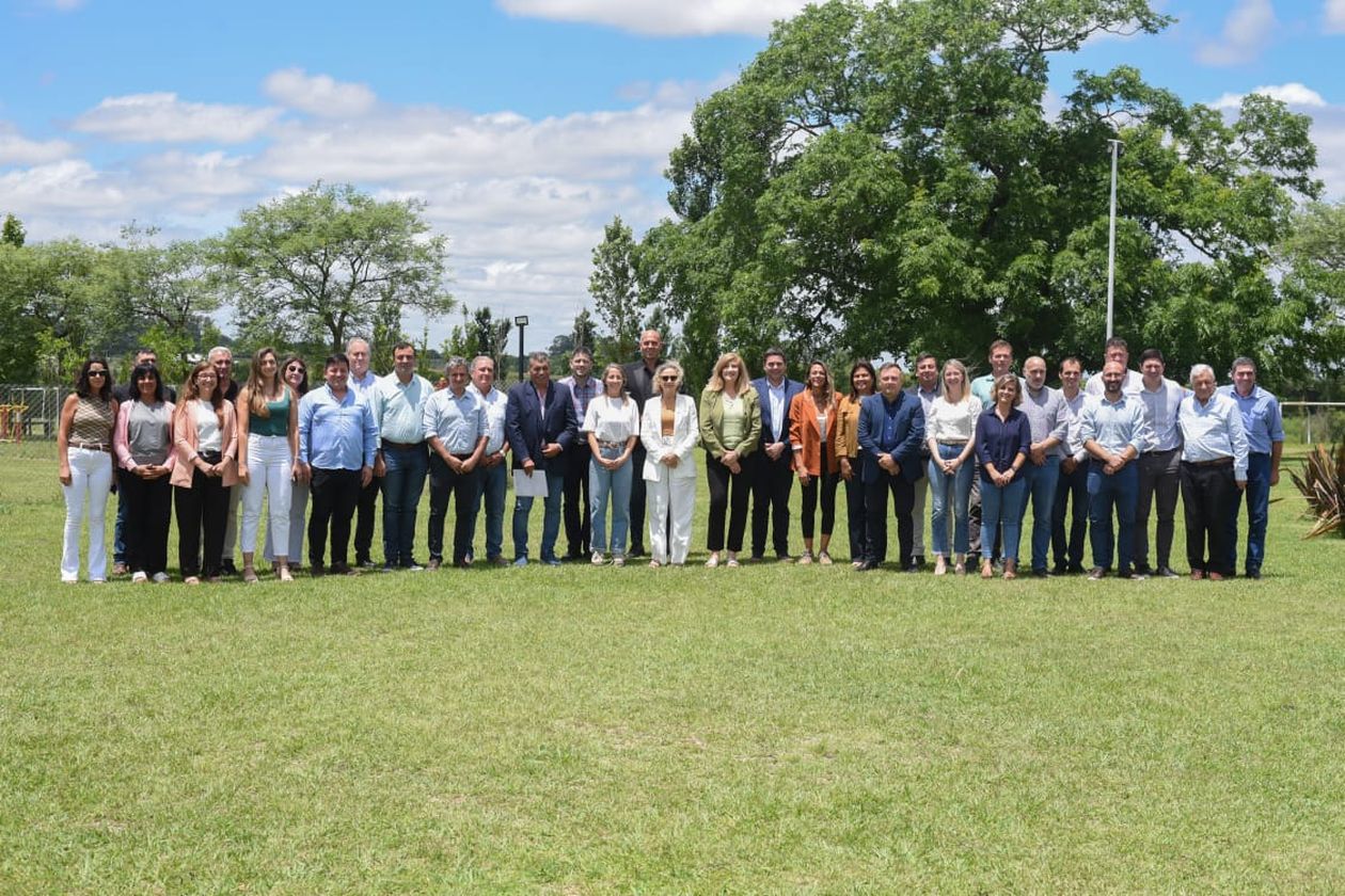 Intendentes e intendentas del PJ&nbsp;de Entre Ríos en un encuentro en Victoria donde la reforma política de Rogelio Frigerio fue tema central.