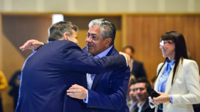 Rolando Figueroa abraza al ministro de Economía de Neuquén, Guillermo Koenig, luego de su presentación del martes. 