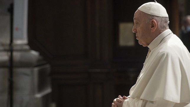 Jorge Bergoglio en oración