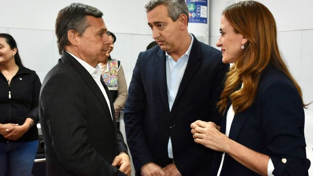 El intendente de Rosario Pablo Javkin (centro) junto a los ministros nacionales Diego Giuliano y Victoria Tolosa Paz