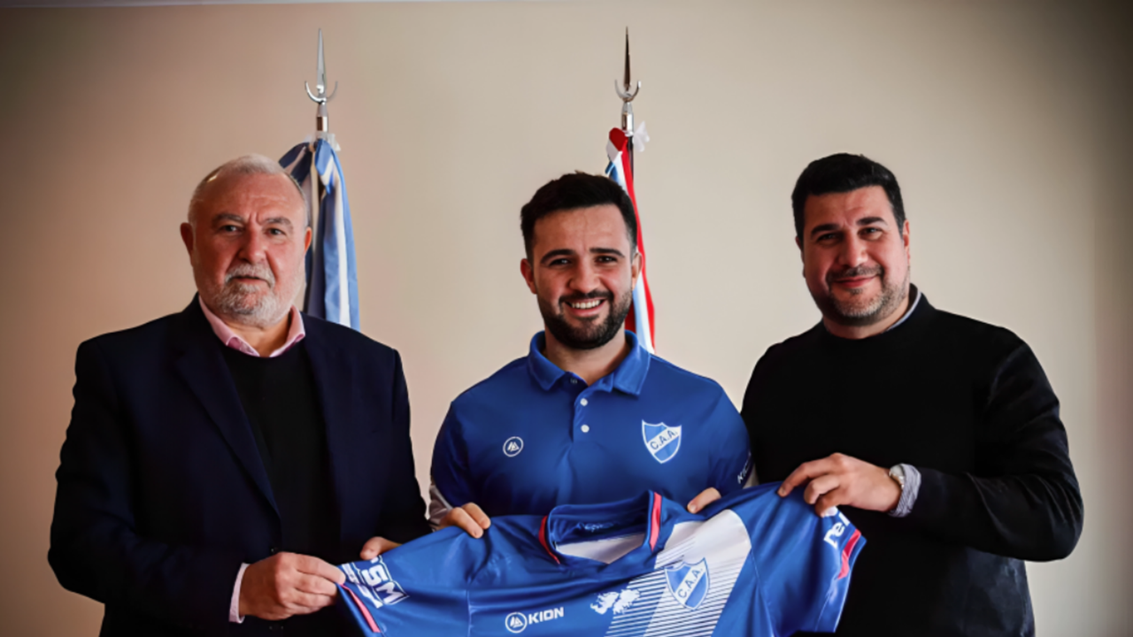 Marcos Cleri junto al presidente de Argentino de Rosario, Daniel Mariatti, cuando presentaron al entrenador Gede Martino