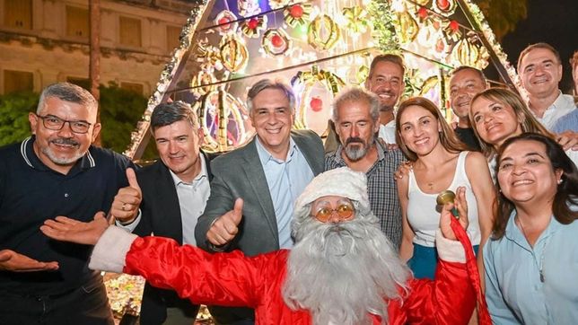 Martín Llaryora, Daniel Passerini y algunos de los integrantes del peronismo cordobés en el árbol de navidad sustentable inaugurado en Córdoba capital.&nbsp;