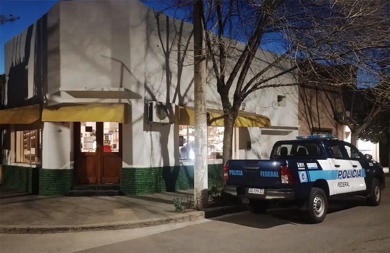 El operativo de la Policía Federal en el local comercial cannábico, en Santa Rosa, capital de La Pampa. FOTO: www.radiokermes.com