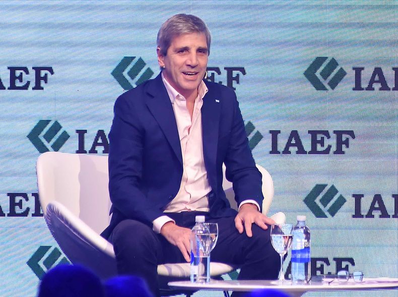Toto Caputo y Javier Milei hablaron en el Congreso del IAEF