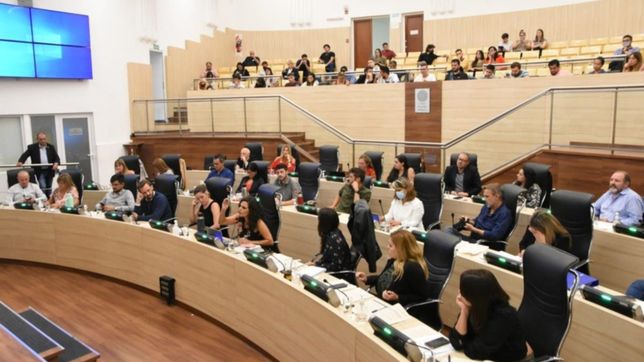 la feminista menos pensada, el concejal distraido y un paseo en mercedes