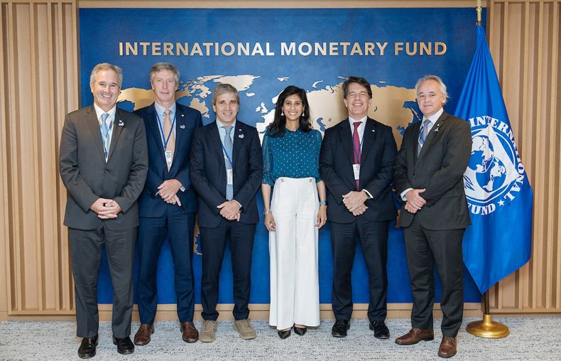 Pablo Quirno, Santiago Bausili, Luis Caputo, Gita Gopinath, Nicolás Posse y Vladimir Werning.