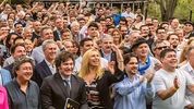 El entrerriano Sebastián Etchevehere en un acto nacional detrás de Javier y Karina Milei.