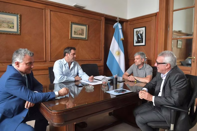 Funcionarios del gobierno de Javier Milei, junto a Zamora y Zabaleta. 