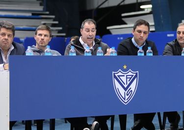 Augusto Costa arma su frente opositor para las elecciones en un Vélez caótico