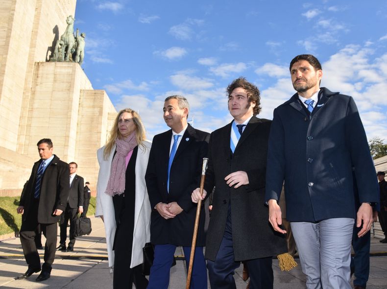 La llegada de Javier Milei a Rosario junto a su hermana Karina Milei.