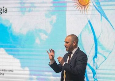 Segundos afuera: Guzmán corre a Basualdo y se inmola con la suba de tarifas Segundos afuera: Guzmán corre a Basualdo y se inmola con la suba de tarifas