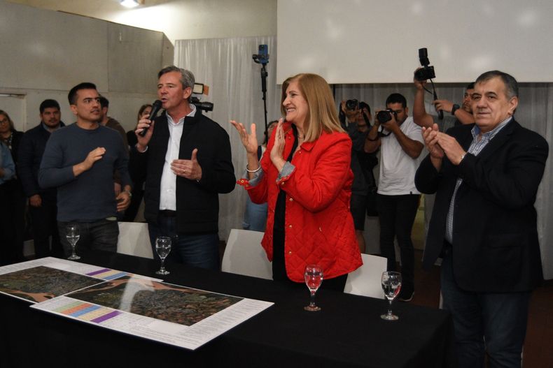 David Cáceres, Adán Bahl, Rosario Romero y José Cáceres en el acto el Club Paraná.