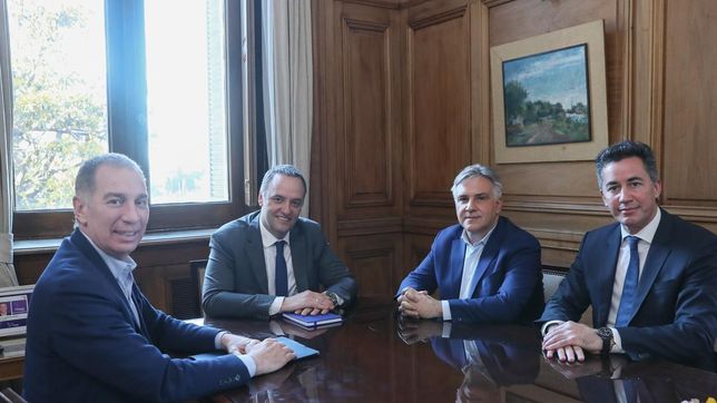 Diego Santilli y Manuel Adorni, junto a Martín Llaryora.