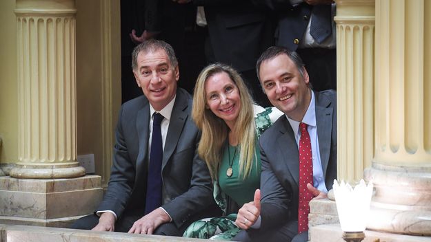 Diego Santilli, Karina Milei y Manuel Adorni, en el Senado. 