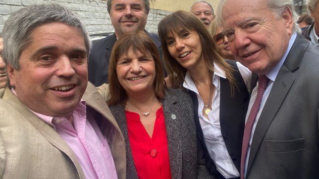 Rodrigo Fernández Madero saca la selfie con Patricia Bullrich en el centro