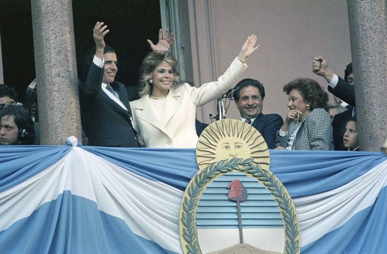 1989. Carlos Menem saluda desde el balcón de la Casa Rosada.