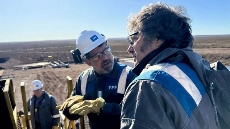 Javier Milei en Vaca Muerta. La incursión de Donald Trump en Venezuela condiciona el precio del crudo.