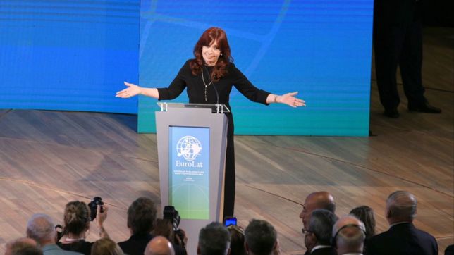 cfk: que te pongan una banda y te den un baston no significa que tengas el poder