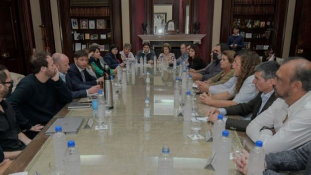 Tras el reclamo de estatales, Kicillof activa la mesa de monitoreo salarial