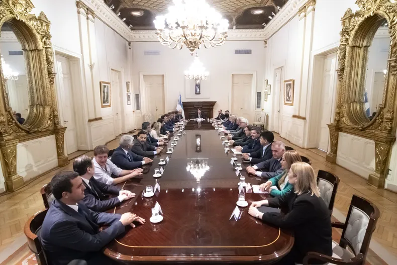 Nicolás Posse, junto a gobernadores y vicegobernadoras.