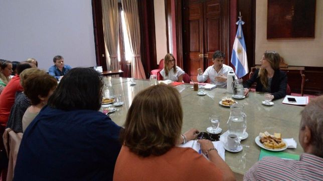 pipa de la paz y repaso de urgencias en la primera reunion entre el gobierno y los docentes