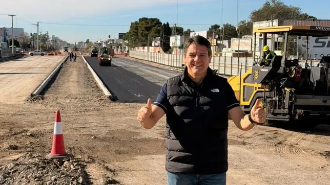 Mariano Gaido, en las obras de la Avenida Mosconi de Neuquén. Para Nadia Márquez, está asustado.&nbsp;