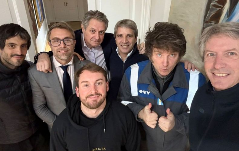 Javier Milei y Toto Caputo, unidos en el trade electoral