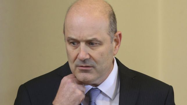 el estallido del dolar expone a sturzenegger y llena de dudas al mercado