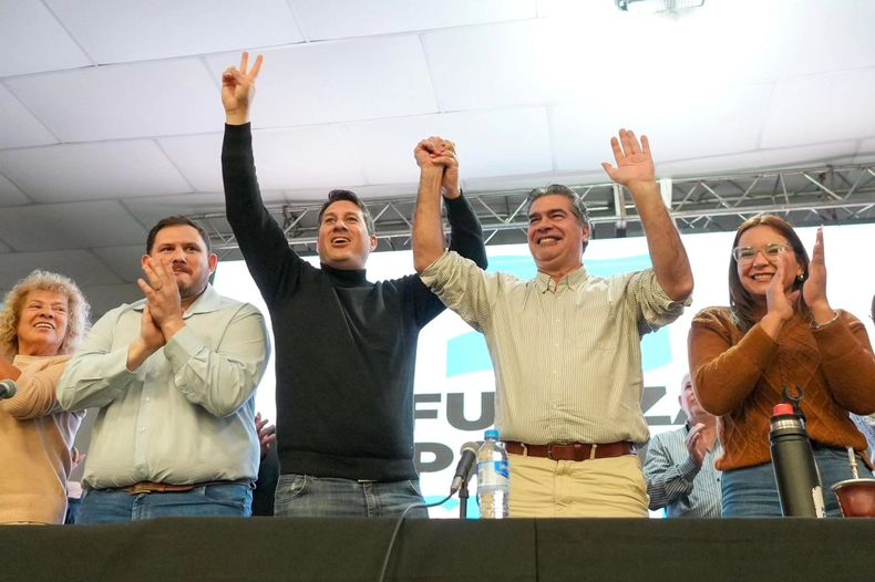 Jorge Capitanich al frente de sus candidatos y candidatas para el Senado y Diputados, en nombre de Fuerza Patria, el frente del peronismo de Chaco.
