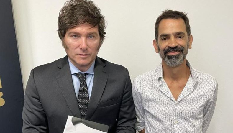Juan Osaba, el candidato desplazado por Karina Milei, junto al Presidente. 