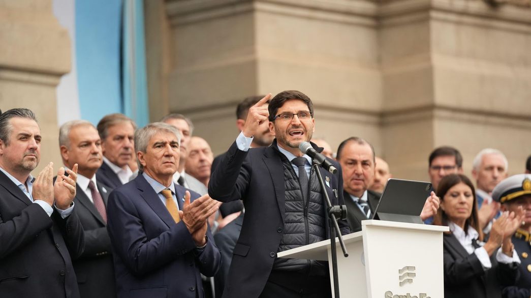 Al gobernador Maximiliano Pullaro se le viene la Convención que reformará la Constitución provincial y el cierre de listas nacional, todo en 40 días.
