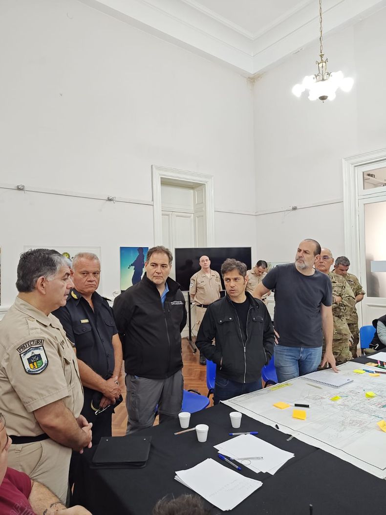 Axel Kicillof y Federico Susbielles con Defensa Civil Axel Kicillof y Federico Susbielles con Defensa Civil