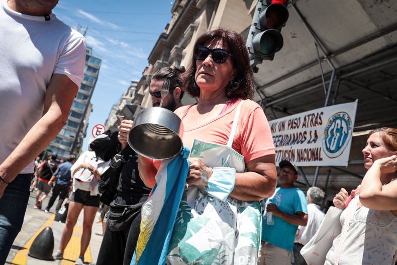 Ollas y cacerolas presentes en la manifestación de la CGT contra el decretazo. (Crédito: Pilar Camacho)