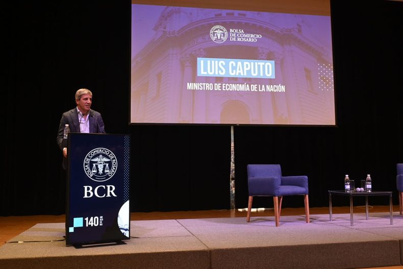 Toto Caputo en su visita a la Bolsa de Comercio de Rosario.