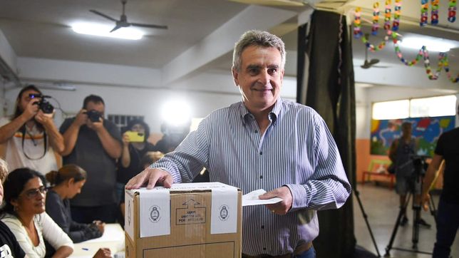 Agustín Rossi, votando en la mañana rosarina