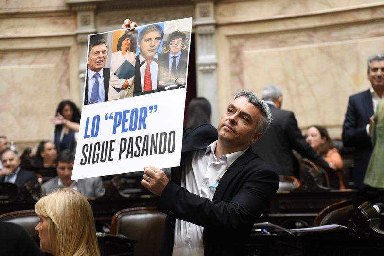 Esteban Paulón se prueba el traje de candidato por CABA.