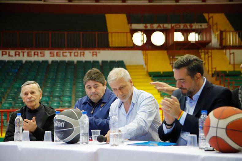 Pichi Campana y Miguel Siciliano en la presentación de un torneo de básquet en Córdoba.