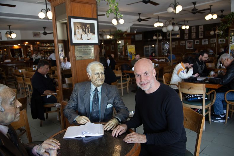 Horacio Rodríguez Larreta, en el bar donde se hizo la nota junto a Bioy Casares y Jorge Luis Borges (Foto: Victoria Gesualdi).