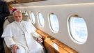 El papa León XIV en vuelo en uno de sus viajes internacionales
