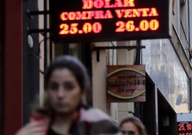 El laissez faire del Banco Central dejó al dólar al filo de los $26