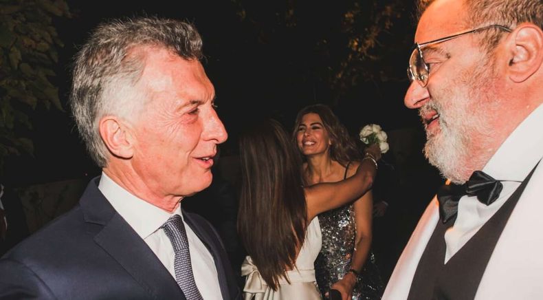 Mauricio Macri, un trofeo de guerra en la mesa principal del casamiento de Jorge Lanata.