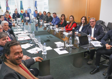 El reclamo de los gobernadores a Toto Caputo