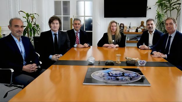 Javier Milei y Karina Milei recibieron a Diego Santilli y a Cristian Ritondo en la Casa Rosada.