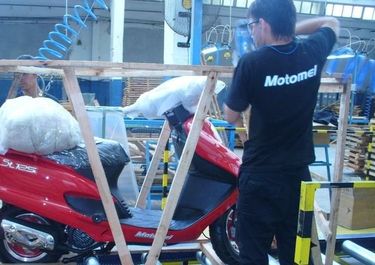 Despiden a 60 operarios en Motomel y suspenden personal en una planta de biodiesel