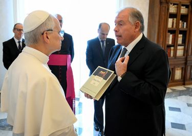 El papa León XIV dialoga con el canciller argentino Gerardo Werthein